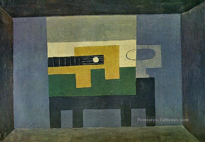 Guitare et cruche sur une table 1918 cubisme Pablo Picasso Peintures à l'huile